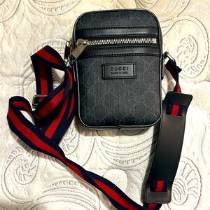 Gucci men’s shoulder bag only used twice.